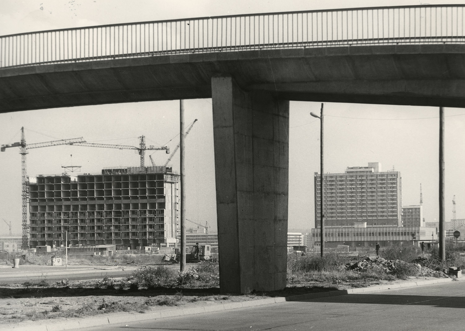 Fußgängerbrücke mit Scheibe A und E